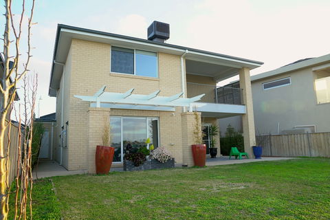 Waterfront Villa In Sanctuary Lakes - Accommodation in Brisbane 0