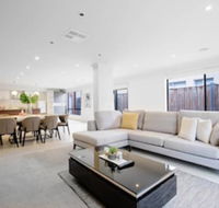 Lightful Charming House With Free Parking - Accommodation in Brisbane