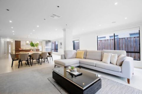 Lightful Charming House With Free Parking - Accommodation in Brisbane 0