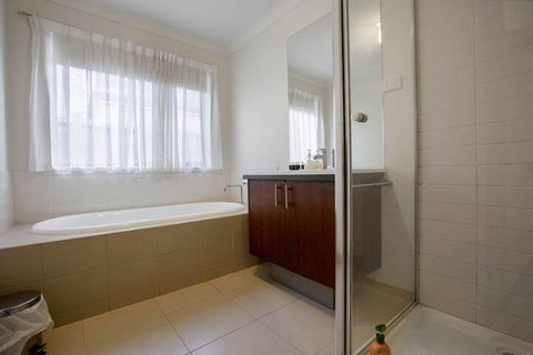 Lightful Charming House With Free Parking - Accommodation in Brisbane 6