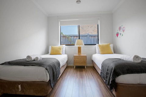Lightful Charming House With Free Parking - Accommodation in Brisbane 7