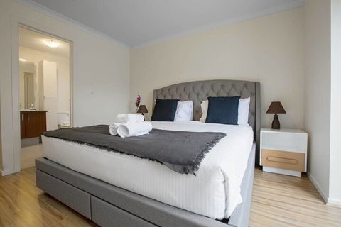 Lightful Charming House With Free Parking - Accommodation in Brisbane 5