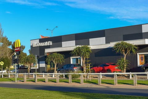 Luxury Waterfront Grand Villa In Melbourne - Accommodation in Brisbane 3