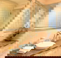 Modern 2 Bedroom Unit Close to CBD