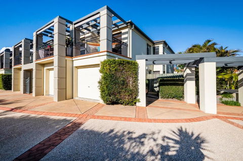 Oceanside - Accommodation in Brisbane 6