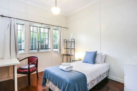 Quiet 3 Bedroom House In Albion With Parking - Accommodation in Brisbane 4