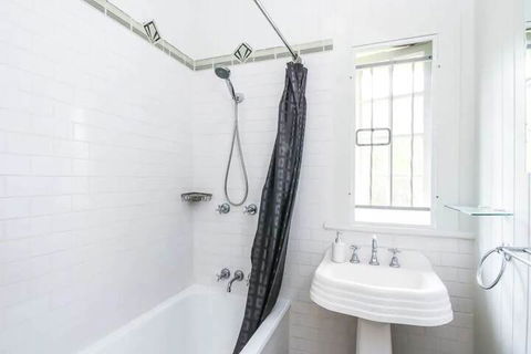 Quiet 3 Bedroom House In Albion With Parking - Accommodation in Brisbane 3
