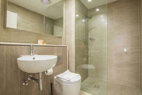 Bright & Modern! 2bed 2bath APT With Parking - Accommodation in Brisbane 6