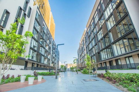 Bright & Modern! 2bed 2bath APT With Parking - Accommodation in Brisbane 1