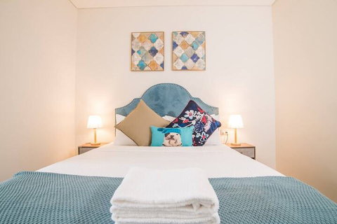 Bright & Modern! 2bed 2bath APT With Parking - Accommodation in Brisbane 2