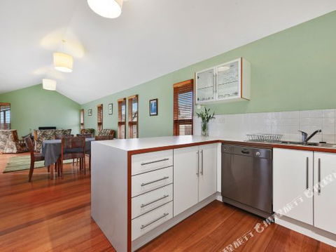 Family Friendly Weatherboard Cottage - Accommodation in Brisbane 0