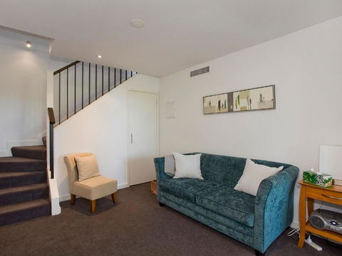 LORNE CHALET APARTMENT 10 Ask About Midweek Deals - Accommodation in Brisbane 4