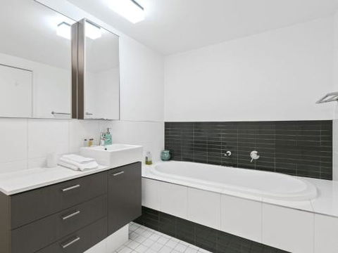 LORNE CHALET APARTMENT 36 Central Location - Accommodation in Brisbane 2