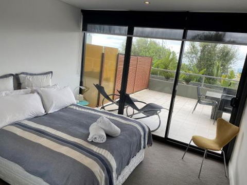 LORNE CHALET APARTMENT 36 Central Location - Accommodation in Brisbane 4