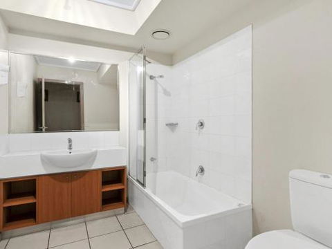 APARTMENT 29 PACIFIC APARTMENTS Grand Escape With Ocean Views - Accommodation in Brisbane 3