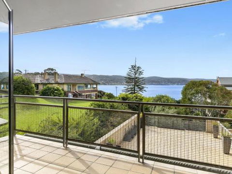 APARTMENT 29 PACIFIC APARTMENTS Grand Escape With Ocean Views - Accommodation in Brisbane 4