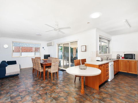 Fingal Waves At Fingal Bay NSW - Accommodation in Brisbane 6