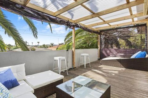 SANTORINI BEACH HOUSE SAFETY BEACH - Accommodation in Brisbane 3
