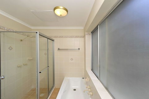 Adriana 6 / 83 85 Ronald Avenue - Accommodation in Brisbane 3