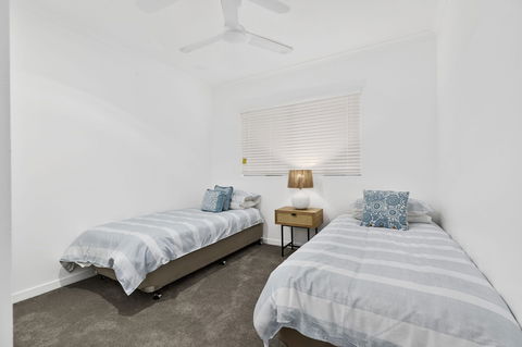 Panoramic Ocean Views Of Sunshine Beach Unit 5 Vista Pacific 12 Bryan Street - Accommodation in Brisbane 5