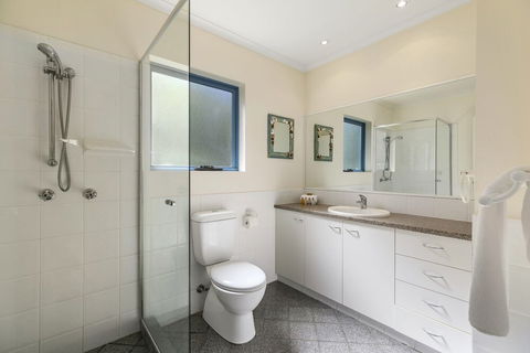 Stunning Top Floor Sunshine Beach Getaway! Unit 7 Vista Pacific 12 Bryan Street - Accommodation in Brisbane 2