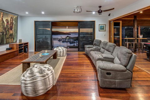 Uisce Luxury Holiday House With Jacuzzi Pool Table Cinema Premium Foxtel & Two Buggies - Accommodation in Brisbane 6