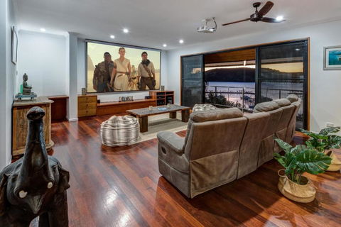 Uisce Luxury Holiday House With Jacuzzi Pool Table Cinema Premium Foxtel & Two Buggies - Accommodation in Brisbane 3