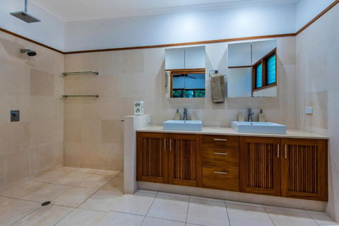 Uisce Luxury Holiday House With Jacuzzi Pool Table Cinema Premium Foxtel & Two Buggies - Accommodation in Brisbane 1