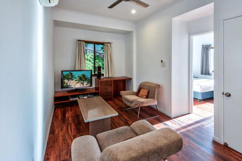 Uisce Luxury Holiday House With Jacuzzi Pool Table Cinema Premium Foxtel & Two Buggies - Accommodation in Brisbane 4