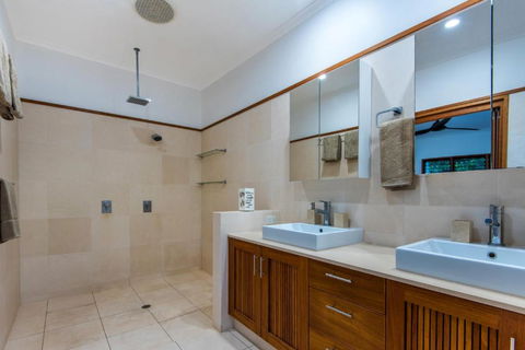 Uisce Luxury Holiday House With Jacuzzi Pool Table Cinema Premium Foxtel & Two Buggies - Accommodation in Brisbane 5