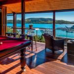 Uisce Luxury Holiday House With Jacuzzi Pool Table Cinema Premium Foxtel & Two Buggies - Accommodation in Brisbane 0