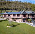 Luxury 6 Bedroom Home with Pool  Spa - Accommodation in Brisbane