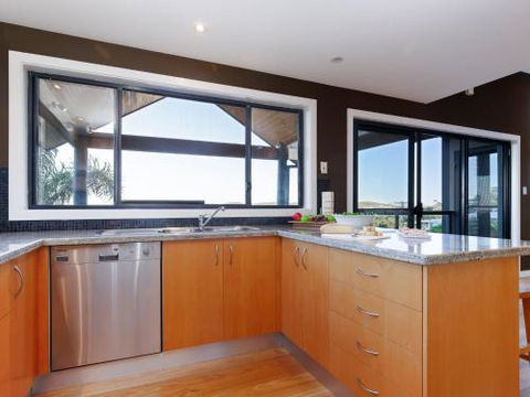 Venabu On Garuwa 20 Garuwa Street Spectacular House With Fabulous Views - Accommodation in Brisbane 5