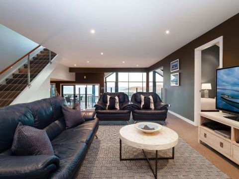 Venabu On Garuwa 20 Garuwa Street Spectacular House With Fabulous Views - Accommodation in Brisbane 3