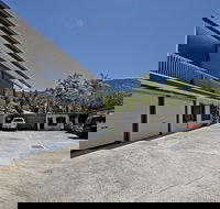 Rare Modern Unit w Private Fenced garden Close to The Beach PC4 - Accommodation in Brisbane