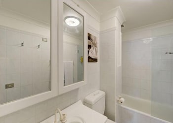 Elegant Waterfront Mosman Bay RAG10 - Accommodation in Brisbane 5