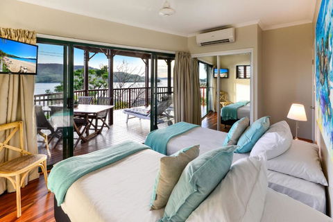 NEWLY BEAUTFULLY RENOVATED 16 The Casuarina 3 Bedroom House With 180 Degree Ocean Views - Accommodation in Brisbane 3
