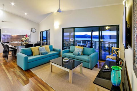 NEWLY BEAUTFULLY RENOVATED 16 The Casuarina 3 Bedroom House With 180 Degree Ocean Views - Accommodation in Brisbane 6
