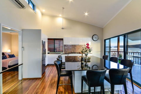 NEWLY BEAUTFULLY RENOVATED 16 The Casuarina 3 Bedroom House With 180 Degree Ocean Views - Accommodation in Brisbane 5