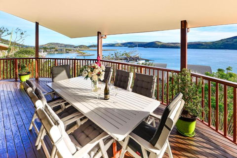 NEWLY BEAUTFULLY RENOVATED 16 The Casuarina 3 Bedroom House With 180 Degree Ocean Views - Accommodation in Brisbane 2