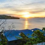 NEWLY BEAUTFULLY RENOVATED 16 The Casuarina 3 Bedroom House With 180 Degree Ocean Views - Accommodation in Brisbane 0