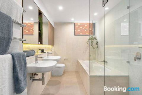 Luxe 101 At Martha Cove Waterfront Luxury On The Marina Walk To Beach - Accommodation in Brisbane 3