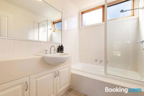 Acqua Vista Water View Fireplace Walk To Beach - Accommodation in Brisbane 1
