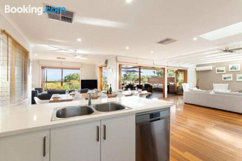 Acqua Vista Water View Fireplace Walk To Beach - Accommodation in Brisbane 2