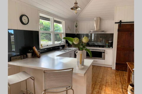 Stunning Queenslander - Accommodation in Brisbane 5