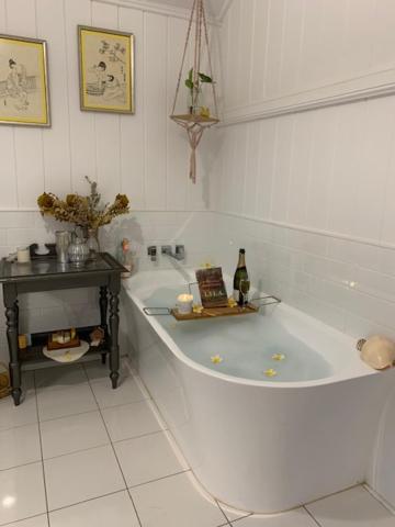 Stunning Queenslander - Accommodation in Brisbane 6