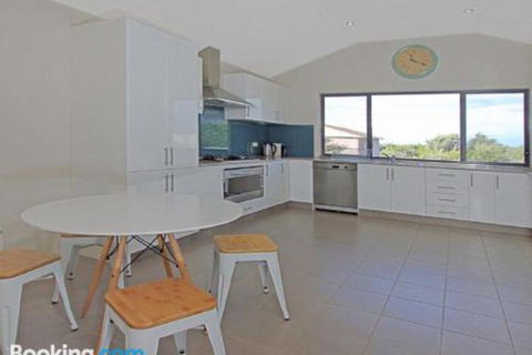 Seaside Escape At Jones Beach Swimming Pool - Accommodation in Brisbane 4