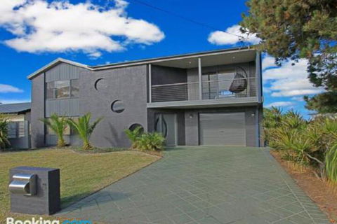 Seaside Escape At Jones Beach Swimming Pool - Accommodation in Brisbane 1