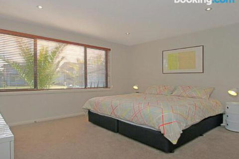 Seaside Escape At Jones Beach Swimming Pool - Accommodation in Brisbane 2