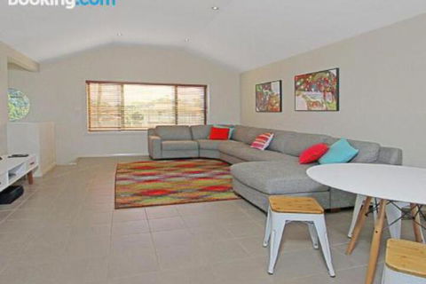 Seaside Escape At Jones Beach Swimming Pool - Accommodation in Brisbane 3